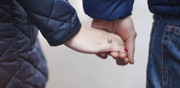 Eine Frau und ein Mann lächeln sich verliebt an