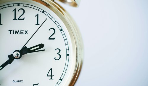 Eine eher altmodisch wirkende Uhr, nur halb auf dem Foto zu sehen.